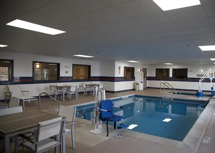 Hotel Country & By Radisson, Crystal Lake, Il