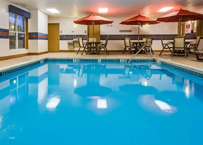 Hotel Country & By Radisson, Crystal Lake, Il