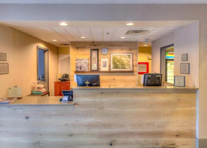 Country & By Radisson, Crystal Lake, Il 4*