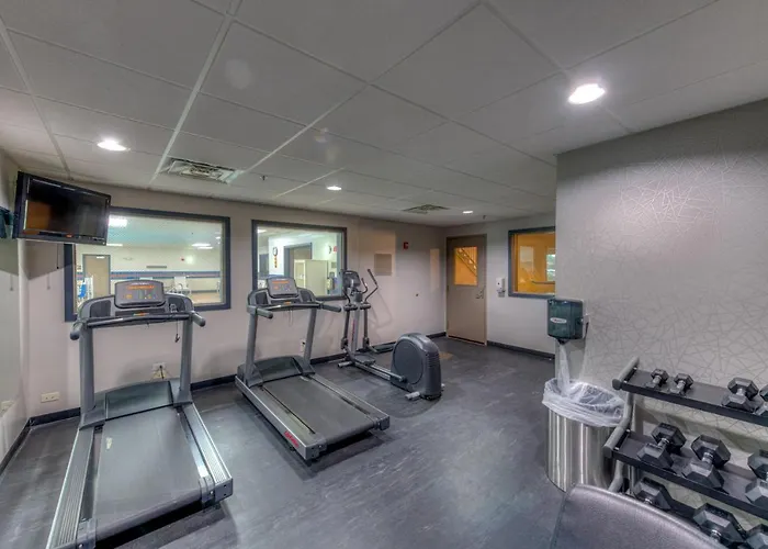 Country & By Radisson, Crystal Lake, Il 4*