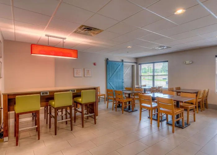 Hotel Country & By Radisson, Crystal Lake, Il