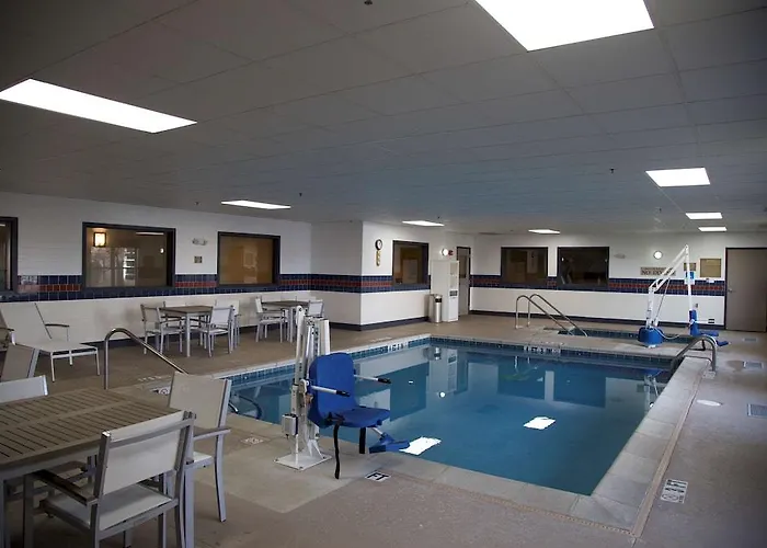 Hotel Country & By Radisson, Crystal Lake, Il